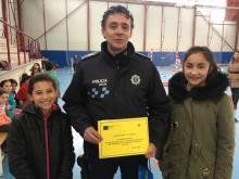 Finalizadas las 3º Jornadas de Educación Vial, las delegadas de 6º de primaria en representación de todos los alumnos hacen entrega de un diploma de agradecimiento a la Policía Local de Pantoja