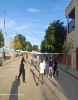 El #activehackingclm de tercer ciclo se ha realizado en la calle trasera del colegio, aprovechando las cintas delimitadoras y pelotas de material reciclado. Han jugado a un minivoley modificado 2x2 y 3x3.